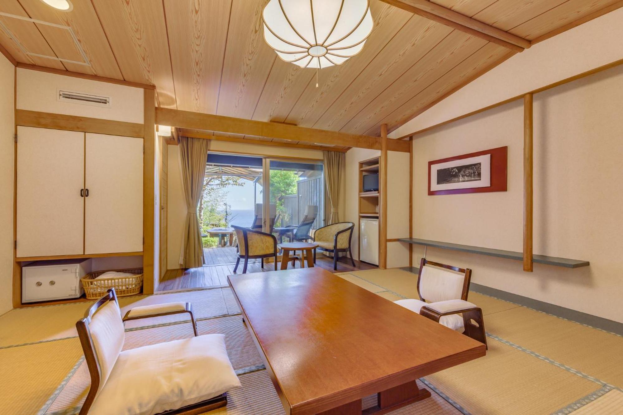 Chambre de Style Japonais avec Baignoire en Bois Extérieure